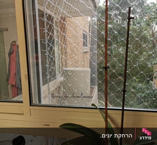 רשת הגנה על חלון למניעת כניסת יונים
